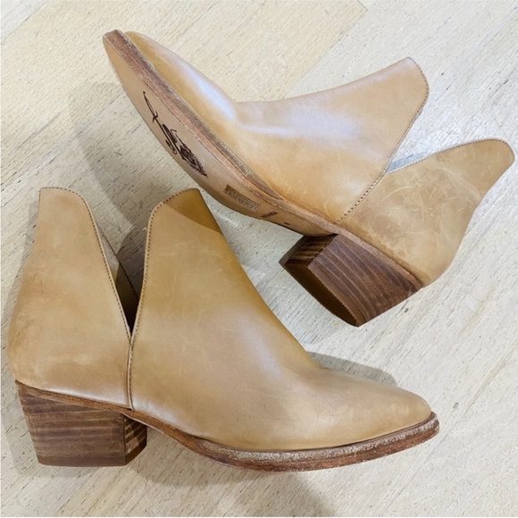 Free People double V leather ankle booties NEW - Picture 4 of 7